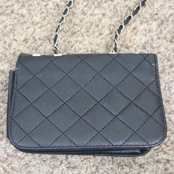 Chic Black Quilted Crossbody Bag with Chain Strap - Picture 4 of 8
